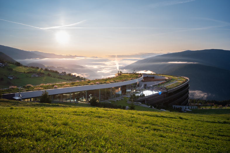 Dentiner Paul Außenansicht von oben Hotel Dachterrasse Sommer