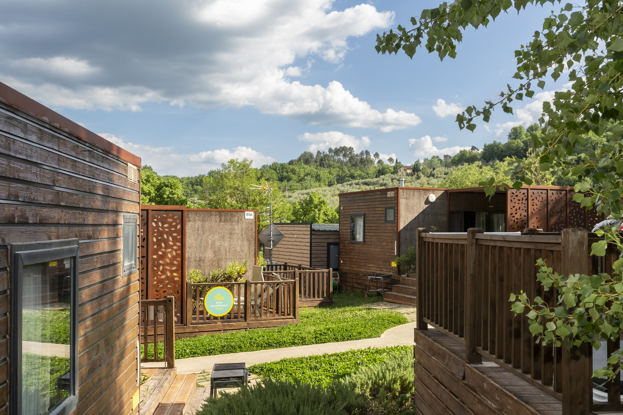 Human Company hu Norcenni Girasole village greeny