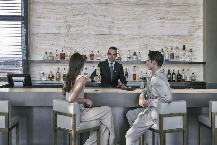 miniarmanibamboobar-aperitivo-bartender-serving-cocktails