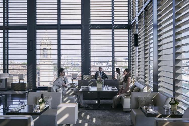 miniarmanibamboobar-lunch-with-people