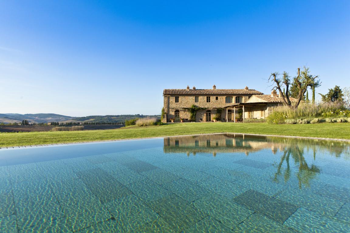 miniRWCdB---Villa-Gauggiole-External-View-and-Infinity-Pool