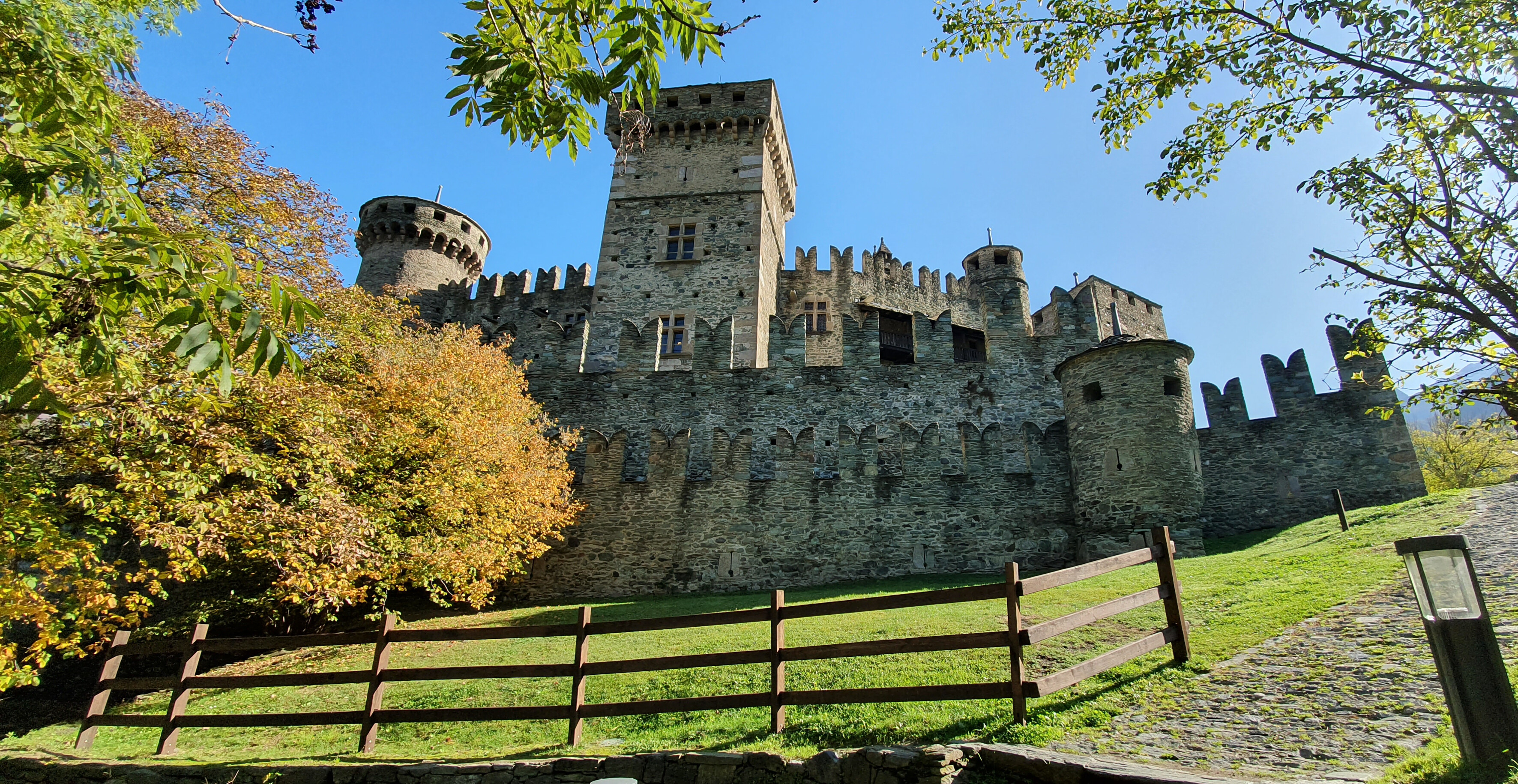 VALLE-DAOSTA-Castello-Fenis-foto-Raffaella-Gobbo-114226-1