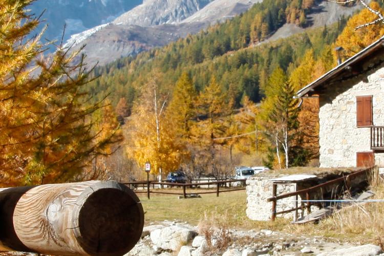 VALLE-DAOSTA-Escursionista-Val-Ferret-Courmayeur-foto-Enrico-Romanzi-4222