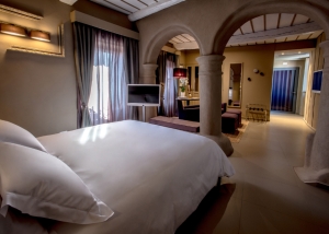 UVE Rooms &amp; Wine Bar near Cuneo welcome guests with works of art 