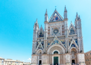 Orvieto. Umbria’s “high and strange” Etruscan hill city 