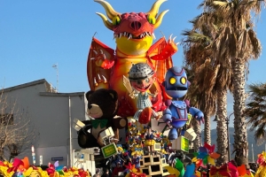 Follonica Carnival’s allegorical floats brighten up Tuscany’s winter