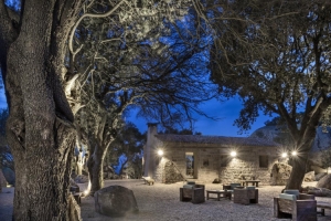 Two old rural homesteads renovated for the Gallicantu Retreat in Sardinia’s Gallura 