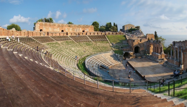 Exploring Taormina’s Roman theatre. Where history meets beauty