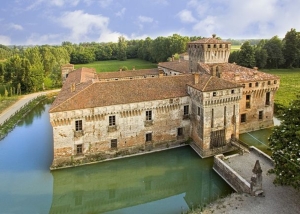 Padernello Castle. A guided mystery night tour near Brescia