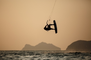 Ideal kitesurfing conditions on Sardinia’s Porto Pollo and Punta Trettu coastal areas 