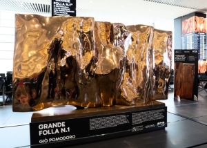 ADR: Giò Pomodoro's “Grande folla n.1” on display at Fiumicino's T1