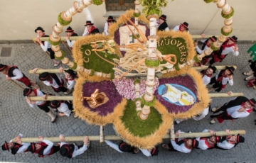 The Easter Pasquali: floats carried in procession through Bormio